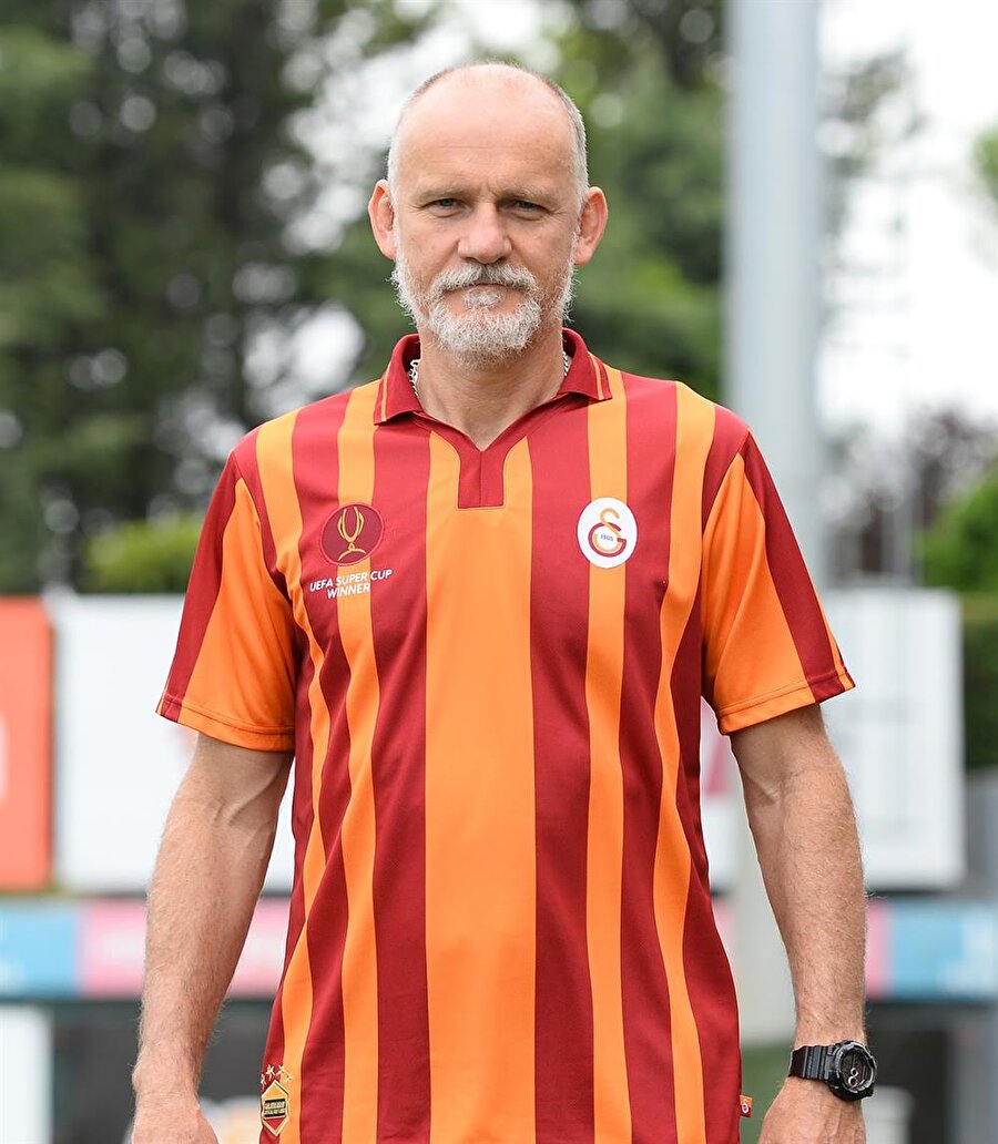 Taffarel geri döndü 
Galatasaray'ın eski kalecisi ve antrenörü Brezilyalı Claduio Taffarel, sosyal medya hesabından yaptığı açıklamada Galatasaray'a geri döndüğünü açıkladı. İşte Taffarel'in sosyal medya hesabından yaptığı açıklama; "Gerek futbolcu olarak gerekse teknik ekipte çalışmak suretiyle nice mutluluklar yaşadığım kulübüm Galatasaray’a yeniden dönmenin mutluluğunu yaşıyorum. Bana yeniden bu fırsatı veren yönetim kuruluna ve özellikle Sayın Fatih Terim’e beraber çalışma fırsatı verdiği için teşekkür ederim . Evet Cimbom nerde kalmıştık!"