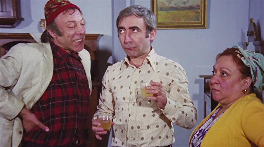 Neşeli Günler
Hikayeyi hatırlamayanımız yoktur herhalde. Karı koca turşuculukla geçinen, 6 çocuklu mutlu bir aile tablosu, turşu suyu kavgası yüzünden bozulur. Her bir ebeveyn 3’er çocuğunu yanına alır.