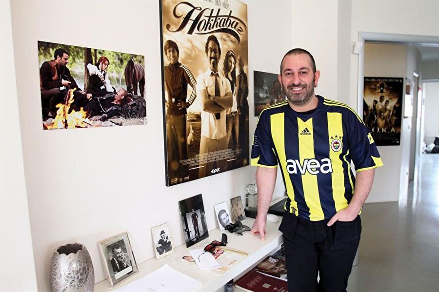 Cem Yılmaz diğer Türk erkeklerinden farklı olarak futbolla pek de ilgili birisi değil yine de Fenerbahçe'yi destekliyor
