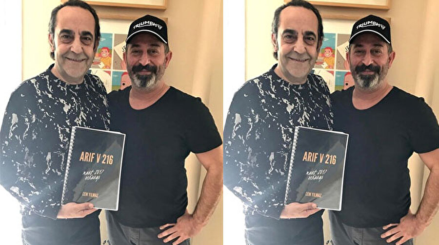 Özkan Uğur'un oyunculuğuna olan hayranlığı onu bir tiyatro sahnesinde izlerken başlamış, sonrası da malumunuz...
