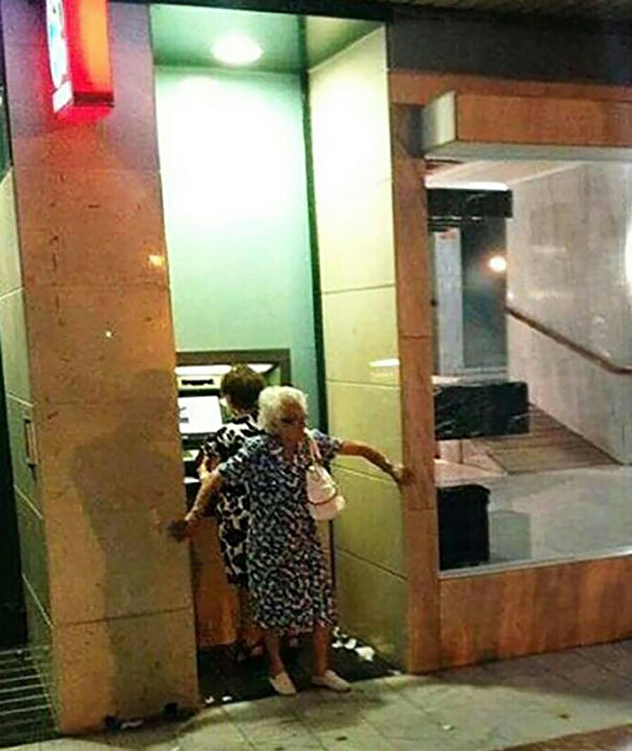 Güvenlik seviyesi: Büyükanne

                                    Arkadaşı ATM'den para çekerken erketeye yatan büyükanne!
                                