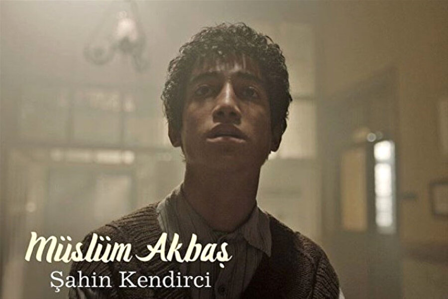 Şahin Kendirci'nin başına talih kuşu kondu!
Filmde Müslüm Gürses'in gençliğini ise Yetenek Sizsiniz programında performansıyla herkesi kendine hayran bırakan Şahin Kendirci oynuyor.