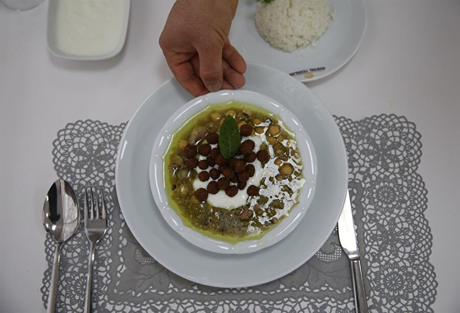 Şanlıurfa boranisi tescillendi
Şanlıurfa boranisi tescillendi Türkiye'nin önemli gastronomi kentlerinden Şanlıurfa'da, kış aylarının vazgeçilmez yemeği olan "borani" Türk Patent ve Marka Kurumunca tescillendi.