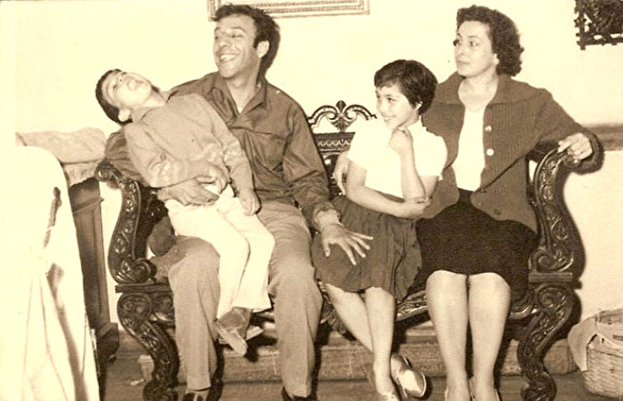 İlk eşinden 2 çocuğu var

                                    
                                    Özkul'un çocuklarından Ferdi ve Hayriye, ilk eşi Şadan Özkul'dan dünyaya geldi. Münir Özkul'un ikinci eşi de kendisi gibi ünlü bir oyuncuydu. Özkul'un, Suna Selen ile yaşadığı evlilikten de kızı Güner Özkul dünyaya geldi.



                                
                                