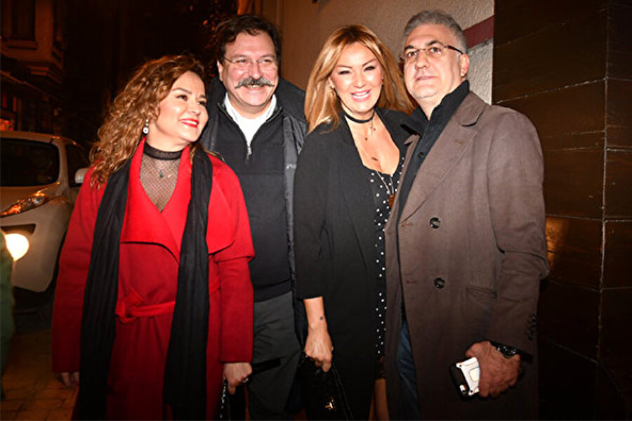 Kendisi açıkladı!
Tamer Karadağlı, Pınar Altuğ ve Volkan Severcan sevenlerinin yeni yılını kutlarken Zeyno Gönenç, İsviçreli eski balet Gilles Kanert'la nikah masasına oturduğunu açıkladı.