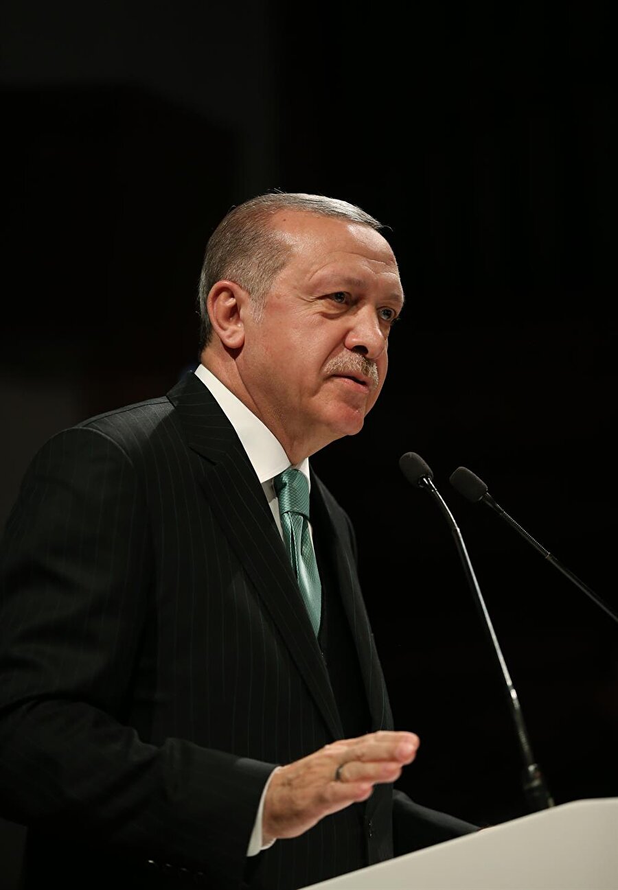 Cumhurbaşkanı Erdoğan'dan Boğaziçi Üniversitesi'ne eleştiri

                                    Cumhurbaşkanı Recep Tayyip Erdoğan, Boğaziçi Üniversitesi Mezunları programında konuştu. Cumhurbaşkanı Erdoğan: "Boğaziçi ülkemizin en prestijli yüksek öğretim kurumlarından biridir. Bu milletin değerlerine yaslanmadığı için hedeflerine tam manasıyla ulaşamamıştır." dedi.
                                