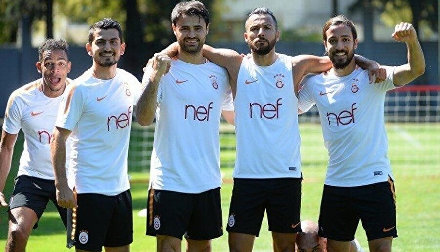 Fatih Terim neşteri vurdu: İki oyuncu kadro dışı

                                    Teknik Direktör Fatih Terim, Antalya kampı öncesi Emrah Başsan ve Tarık Çamdal'ı kadroya almadı.
                                