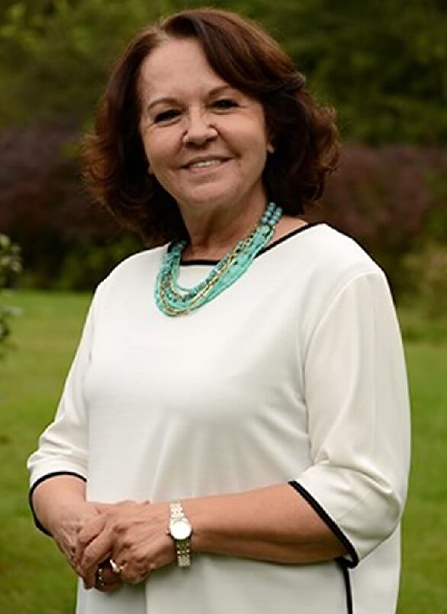 Çok sayıda dizide rol aldı
Çok sayıda dizide yer alan Fatma Karanfil, bir dönem de Çocuklar Duymasın'ın Dominant Teyze'nin annesi olarak rol aldı.