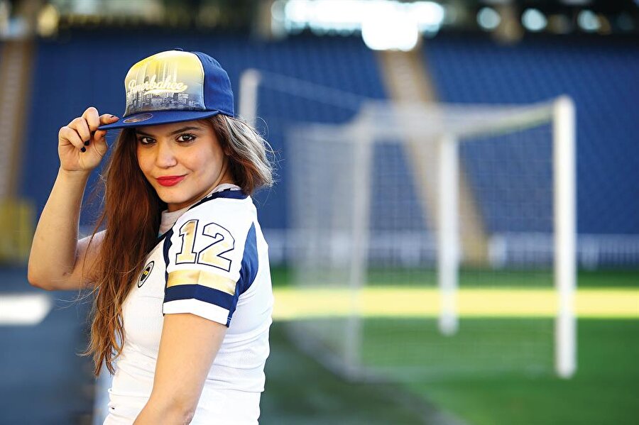 Polisin elini ısırdı!
Adını Feriha Koydum ve Güllerin Savaşı dizilerinde rol alan oyuncu Feyza Civelek ve arkadaşı Elif A. dün gece Beşiktaş’ta alkol kontrolü sırasında polis memurlarıyla tartıştı.
Polisler ve ikili arasında çıkan arbedede Feyza Civelek'in bacağı incinirken, arkadaşı Elif A.'nın ise kolu çatladı.
Hastaneye götürülerek ilk müdahaleleri yaptırılan şüphelilerden Elif A.’nın kolunun çatladığı ve alçıya alındığı, Civelek’in ise bacağındaki eziğin sargıya alındığı görüldü.