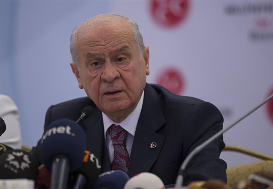 Devlet Bahçeli: MHP cumhurbaşkanı adayı göstermeyecek

                                    MHP Genel Başkanı Devlet Bahçeli, medyanın Ankara temsilcileriyle sohbet toplantısında bir araya geldi. Bahçeli, 2019'da yapılacak olan cumhurbaşkanlığı seçimleri için "MHP Cumhurbaşkanlığı adayı göstermeyecektir, MHP'nin genel başkanı cumhurbaşkanı adayı olmayacaktır. 7 Ağustos'ta başlatılan bir ruha MHP sadıktır. MHP, Cumhurbaşkanlığı seçiminde, Yenikapı ruhuyla hareket ederek Recep Tayyip Erdoğan'ı destekleme kararı alır." dedi.
                                