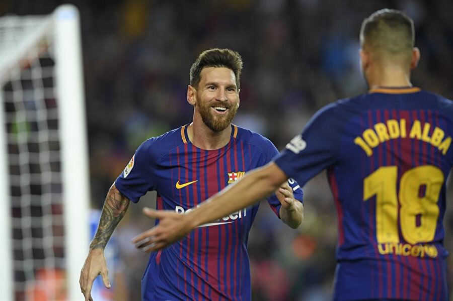 Messi, 39 yıllık rekora ortak oldu

                                    İspanyol kulübü Barcelona'da forma giyen
Lionel Messi, 365 golle Almanya ligi tarihinin en skoreri Gerd Müller'in 39
yıldır kırılamayan "Avrupa'nın 5 büyük liginin skorerleri arasındaki en
golcü futbolcu" rekoruna ortak oldu.
                                