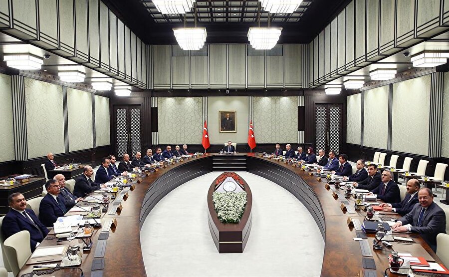 Cumhurbaşkanı Erdoğan başkanlığında Bakanlar Kurulu toplanacak
Cumhurbaşkanı Recep Tayyip Erdoğan, Başbakan Binali Yıldırım'ın da katıldığı Cumhurbaşkanlığı Külliyesi'ndeki Bakanlar Kurulu toplantısına başkanlık edecek.
