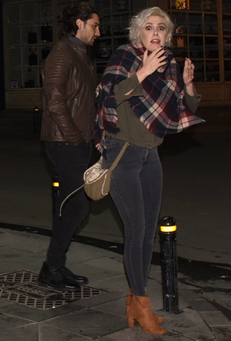 "Sadece arkadaşız" 
Alp Navruz koşar adım uzaklaşırken muhabirlere "Biz sadece arkadaşız" demeyi de ihmal etmediler. 