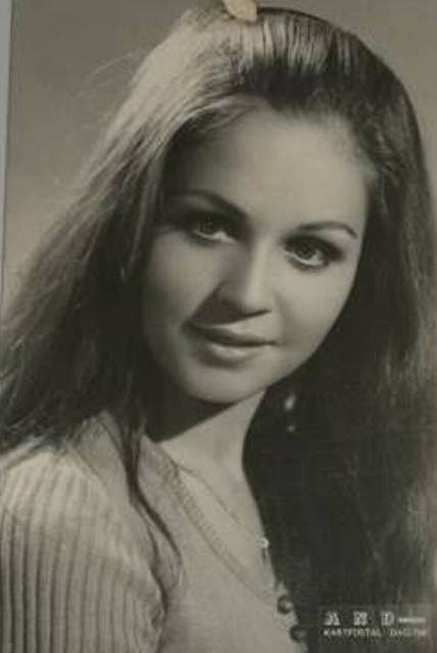 Fatma Karanfil kimdir?
3 Şubat 1952 yılında Eşkişehir'de doğan Fatma Karanfil, 1968'de Ses Dergisi yarışmasında kazandığı üçüncülükle sinemaya başladı.