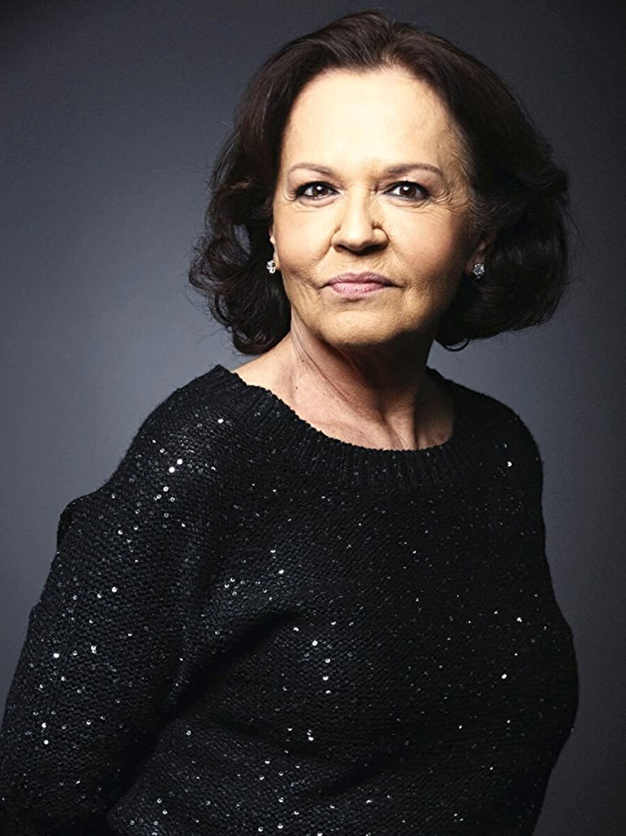 Bakın kim!
1975'te Ali Kocatepe ile evlenip daha sonra ayrılan sanatçı; 1976 - 1980 yılları arasında Londra'da tekstil eğitimi aldı. 1984'te ikinci kez evlenen sanatçı, göğüs kanserine yakalanıp atlattıktan sonra, 2001'de yeniden sahnelere döndü.