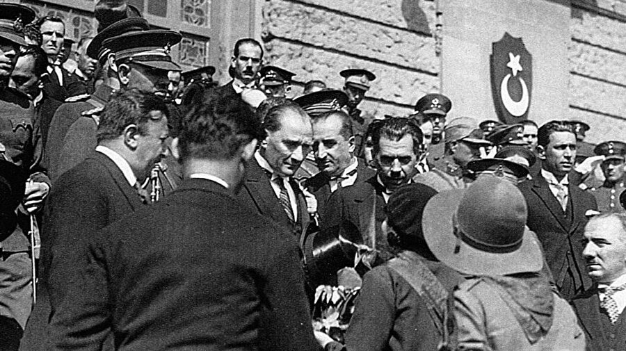 Mustafa Kemal Atatürk
19 Mayıs 1881 tarihinde doğan Atatürk, Selanik’lidir. 57 yaşında hayatını kaybetmiştir.