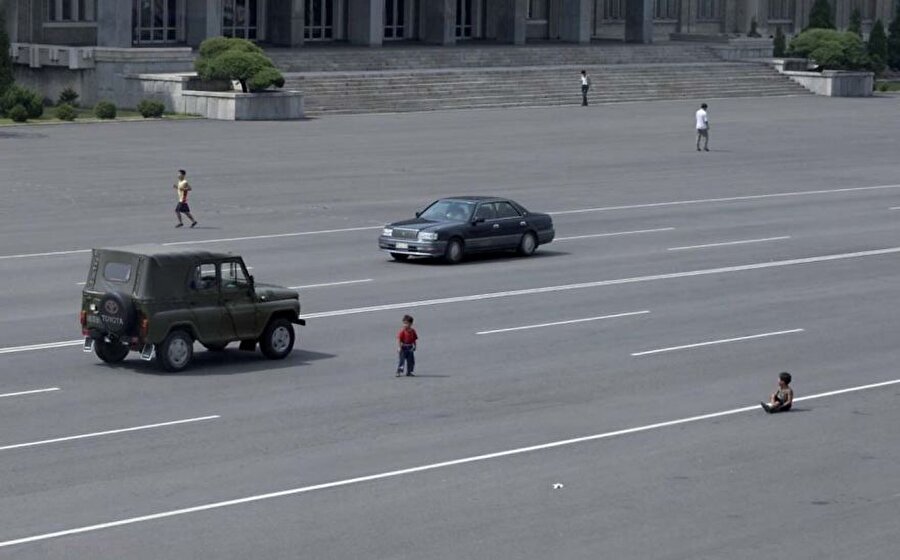 Arabalar yeni yeni yaygınlaşıyor

                                    Başkent Pyongyang caddelerinde araba kullanımı yeni yeni yaygınlaşıyor ve halk bu duruma ayak uydurmaya çalışıyor. Fotoğrafta görüldüğü üzere cadde üzerinden araçlar geçmesine rağmen oyun oynayan çocuklar var.
                                
