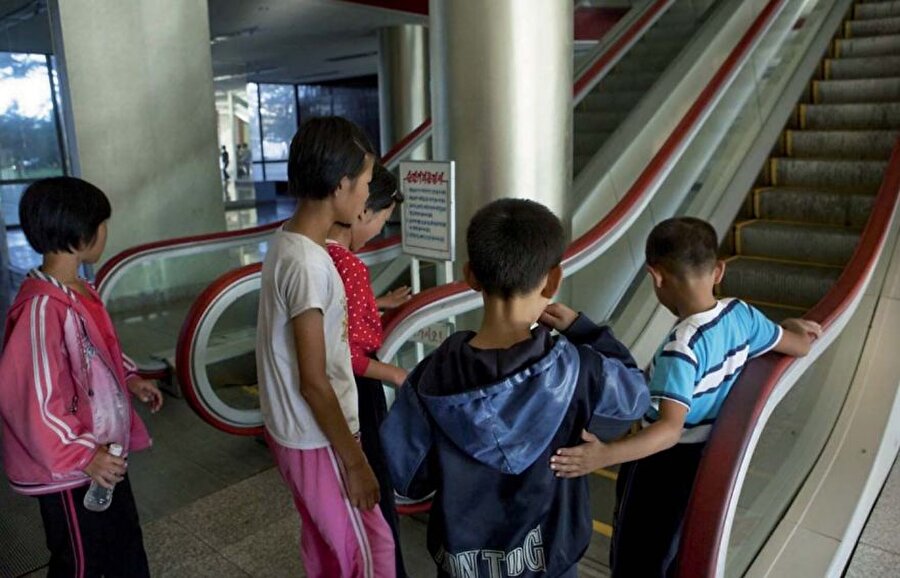 Wonsan'da bir Alışveriş Merkezi

                                    Turist çekmek için yapılan bu alişveriş merkezine kırsal bölgeden gelen çocuklar da oluyor ve yürüyen merdiveni hayatlarında ilk defa gören çocuklar kullanmaya korkuyorlar.
                                