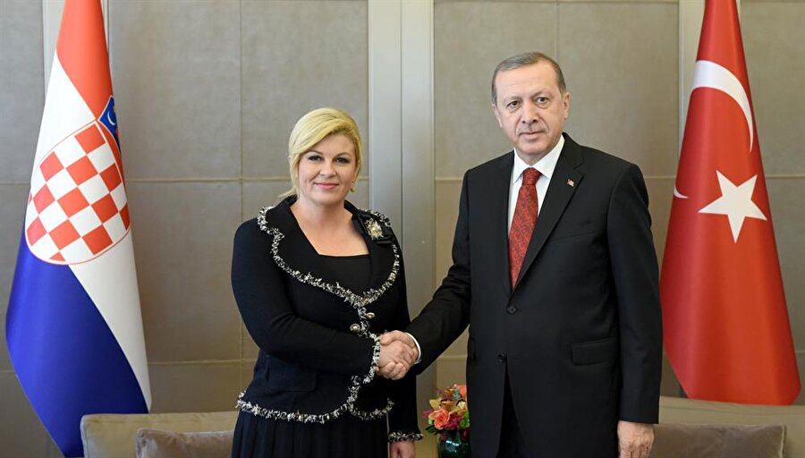 Hırvatistan Cumhurbaşkanı Kitarovic Türkiye'ye geliyor
Cumhurbaşkanı Erdoğan, Cumhurbaşkanlığı Külliyesi'nde Hırvatistan Cumhurbaşkanı Kolinda Grabar Kitarovic’i törenle karşılayacak, baş başa görüşme ve heyetler arası çalışma yemeğinin ardından ortak basın toplantısı düzenleyecek.