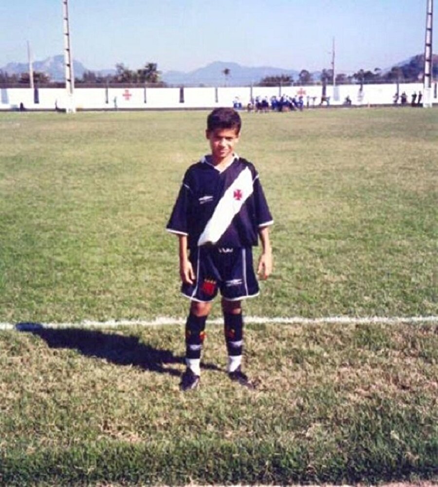 Fotoğraftaki dünyaca ünlü futbolcuyu tanıyabildiniz mi?