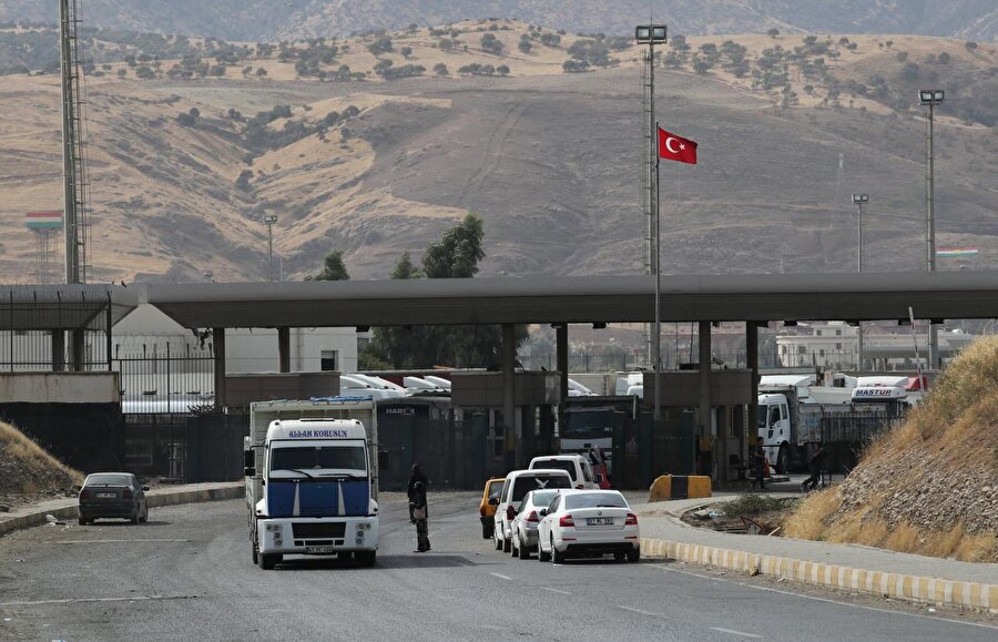 IKBY’nin dünyaya açılan kapısı olan Türkiye, Irak sınırındaki Erbil yönetiminin kontrolünde olan sınır kapılarının Bağdat’a verileceği açıklandı.
