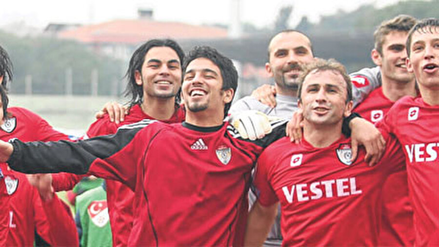 
                                    Geleceğin yıldızları arasında gösterilmeye başlanan Arda Turan 2005-2006 sezonunda Manisaspor’a kiralandı. Manisaspor formasıyla 15 maça çıkan Arda 2 gol atıp 2 asist yaptı. 
                                