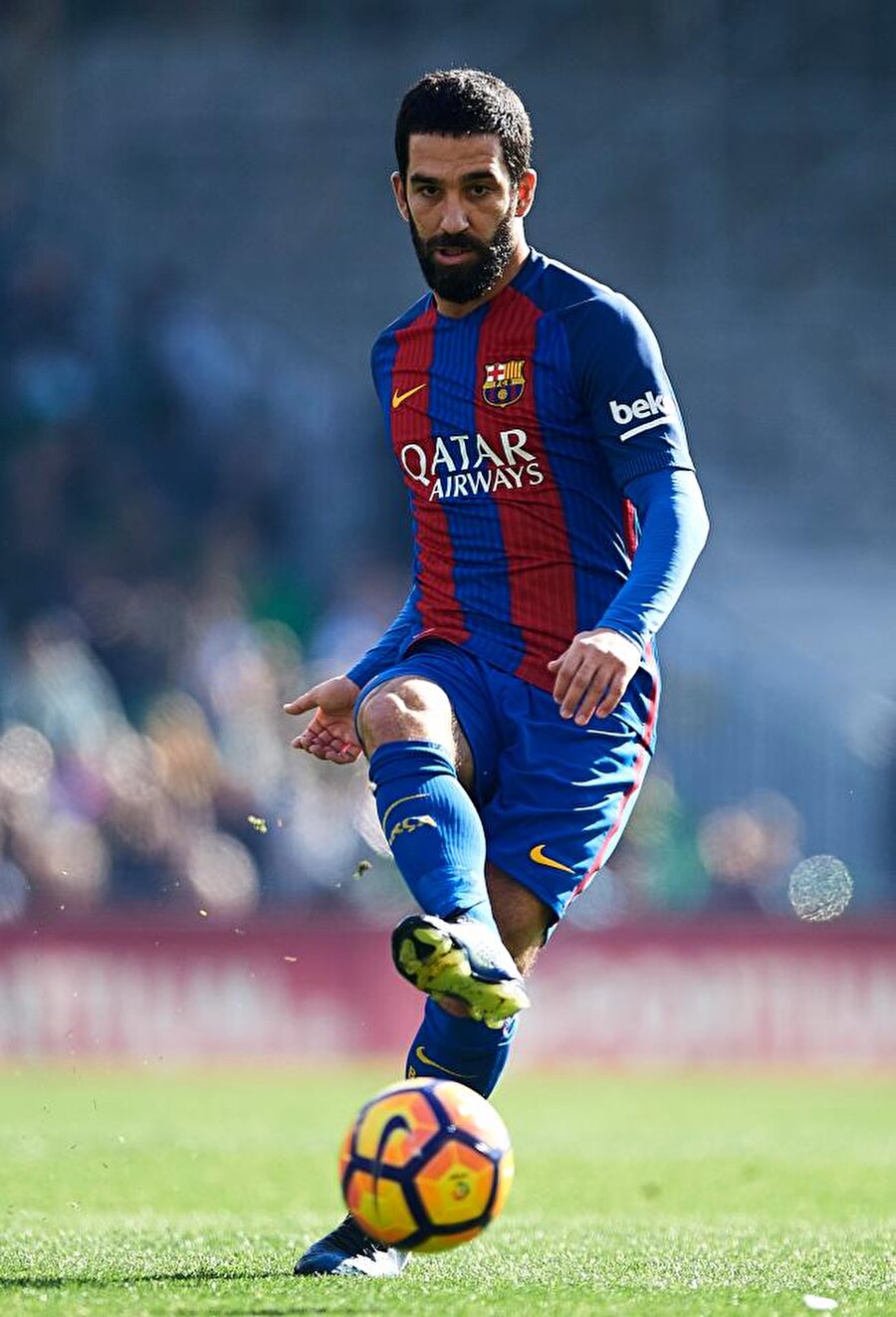 Barcelona formasıyla 55 maça çıkan 15 gol atıp 11 asist yapan Arda Turan kısa sürede taraftarların sevgilisi oldu. İspanyol medyası da Arda Turan'ı yere göğe sığdıramadı.