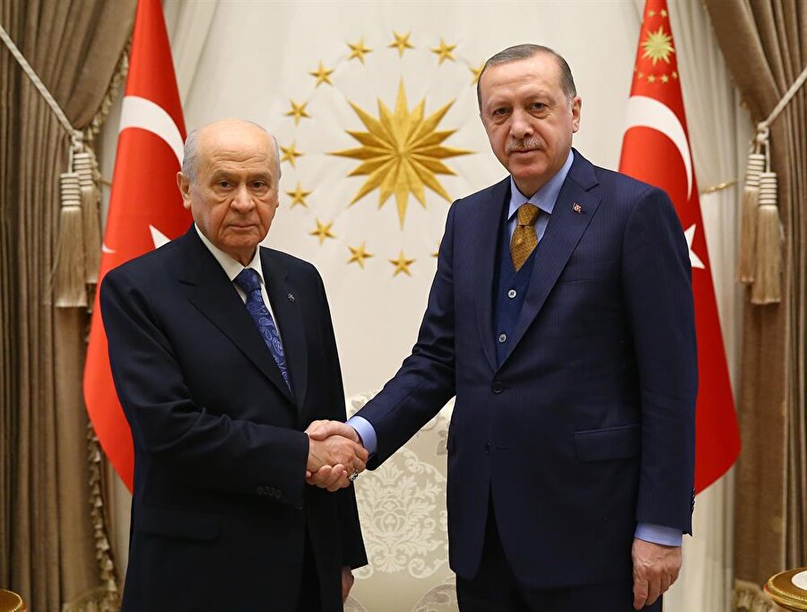 Erdoğan ve Bahçeli Külliye'de görüştü
Cumhurbaşkanı Recep Tayyip Erdoğan, MHP Genel Başkanı Devlet Bahçeli’yi Cumhurbaşkanlığı Külliyesinde kabul etti. Görüşme yaklaşık 30 dakika sürdü. Bahçeli'nin 2019 cumhurbaşkanlığı seçimlerinde Erdoğan'ı destekleyeceğini açıklamasının ardından Erdoğan da "Siyasette biliyorsunuz, hayırlı olan her işte acele etmek lazım" açıklamasında bulunmuştu.