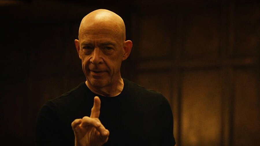 Whiplash filmine gönderme (Not quite my tempo!) 

                                    Erşan Kuneri, Arif'in şarkı söylediği sahnede onu el hareketiyle durdurarak "Tempoma ayak uydur!" diyor. Bu sahne bana Whiplash filminde Terence Fletcher'ın sürekli söylediği "Not quite my tempo!" sözünü hatırlattı.
                                