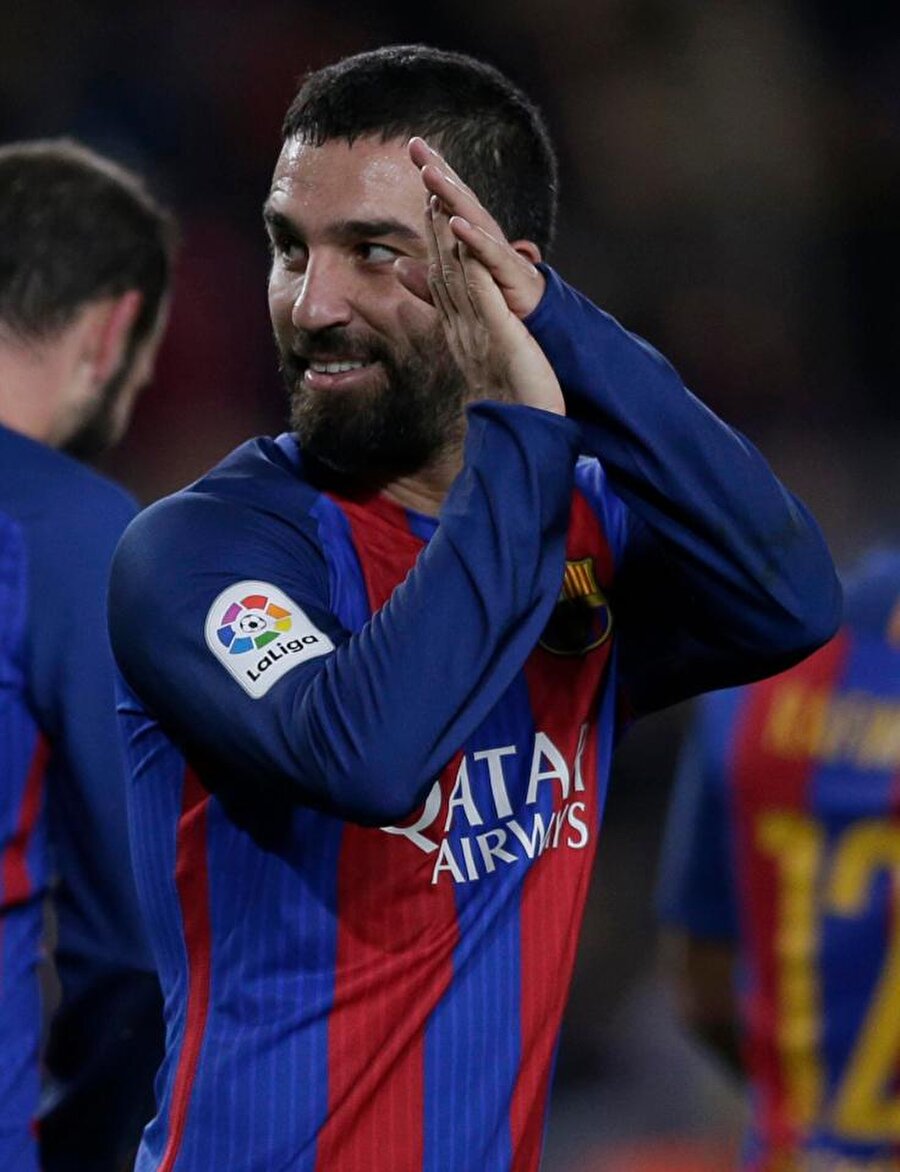 Arda Turan
Arda Turan hiç kuşkusuz Türk futbolunun yetiştirdiği en iyi isimlerden biri… Galatasaray’dan Atletico Madrid’e transfer olan orada İspanyolların hayranlığını kazanan Arda, dünya devi Barcelona’nın formasını giydi. Ancak Türk basını ve futbolseverler hiçbir zaman Arda’yı eleştirmekten vazgeçmedi. Arda Türkiye’den ayrıldıktan sonra da eleştiri oklarının hedefi oldu. Arda futbolunun yanı sıra özel hayatıyla da en çok konuşulan isimlerden biri. Barcelona’ya transfer olduğunda dahi Arda’nın Katalan ekibine imza atmasının altında birçok sebep aranıp durdu.