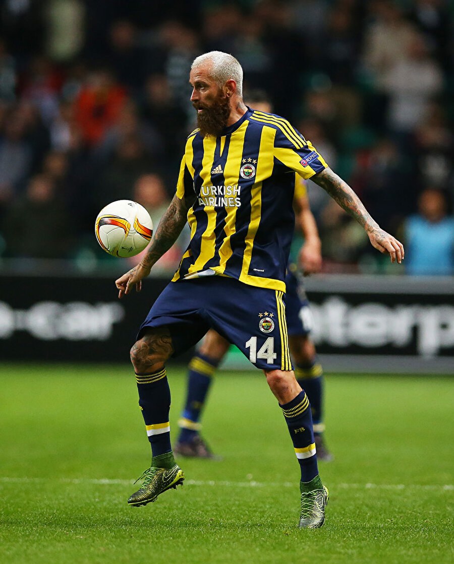 Raul Meireles
Listedeki bir diğer isimse Portekizli futbolcu Raul Meireles… 2012-2016 yılları arasında Fenerbahçe forması giyen Meireles'i hem basın hem de taraftarlar bir hayli eleştiriyordu. Ancak Meireles'in oynamadığı maçlarda onun yokluğunun takım tarafından arandığı da bir gerçekti. Fenerbahçe'den ayrıldıktan sonra kendine kulüp bulamayan Portekizli kariyerini noktaladı. Meireles, sarı-lacivertli forma altında 105 maça çıktı. Meirelen söz konusu maçlarda 2 gol atıp, 12 asist yaptı.