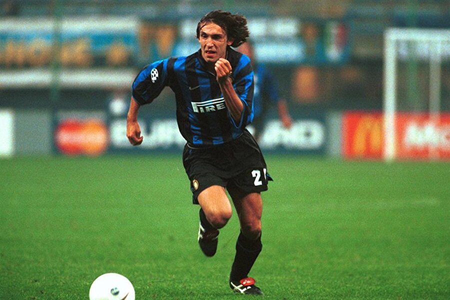 Andrea Pirlo
Andrea Pirlo'yu 1998 yılında Brescia'da keşfeden ve 2 milyon avroya kadrosuna katan Inter, sonraki sene Pirlo'yu eski takımına kiraladı. Bir yıl sonra Pirlo yine Reggina'da kiralıktı. Inter'de kiralanmaktan bıkan Andrea Pirlo, 18 milyon avro karşılığında 2001'de Milan'a satıldı. Sonrasında ise hepinizin bildiği üzere orada efsaneleşti.