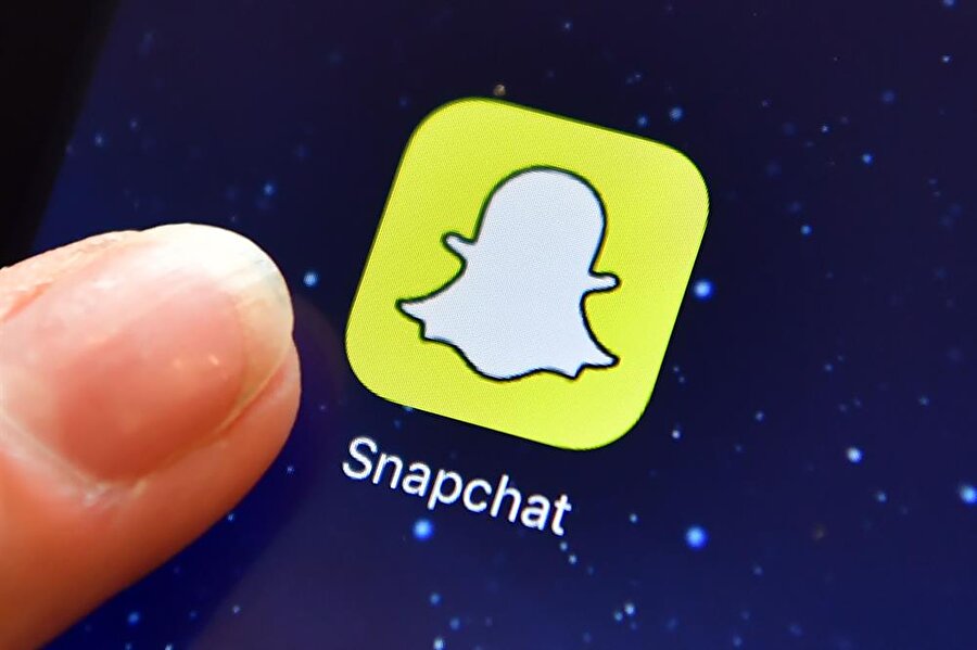 Snapchat’in son güncellemesi büyük tepki çekti

                                    Instagram, uygulamasına “hikayeler” özelliğini getirdikten sonra, Snapchat kullanıcılarının sayısında gözle görülür bir azalma meydana gelmişti. Birçok kullanıcı, Snapchat’i kullanmayı bırakarak Instagram’a geçiş yapmıştı. Snapchat kullanıcılarının sayısı ciddi seviyede azalmaya devam ediyor. Kalan aktif Snapchat kullanıcılarının da büyük kısmı, yeni güncelleme yüzünden uygulamayı telefonlarından kaldırma yoluna gidiyor. Bazı kullanıcılar, güncelleme sonrasında kaldırılan “hikayeler” bölümü geri alınmadığı sürece uygulamaya dönmeyi asla düşünmüyor.
                                