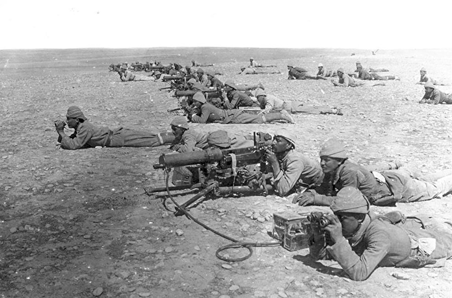 Osmanlı'nın Makineli Tüfek Birligi, Filistin Cephesi'nde İngilizler çatışıyor

                                    
                                    
                                
                                