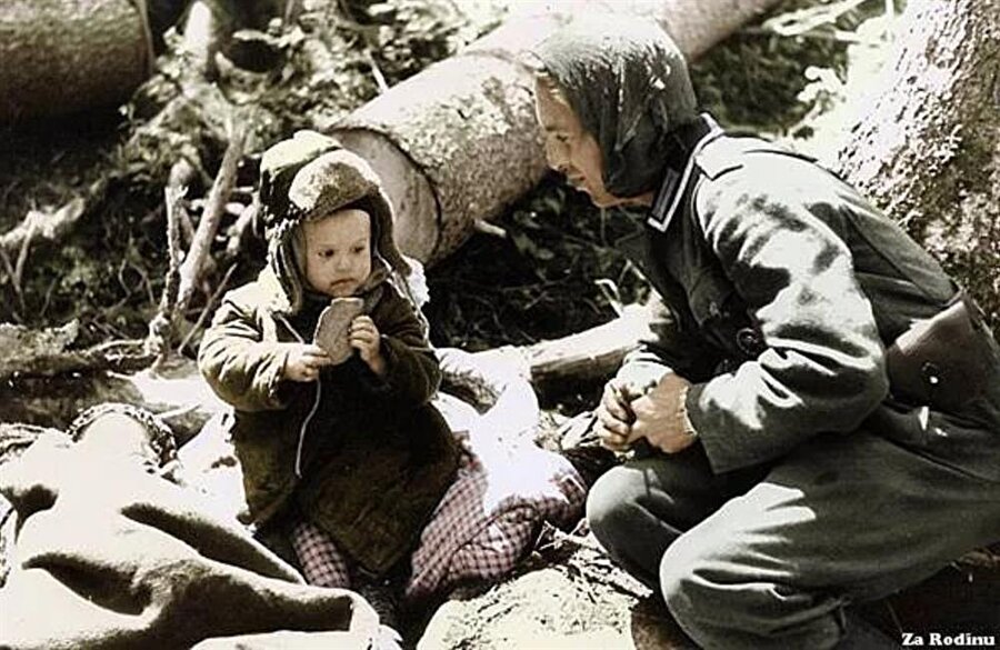 Sovyet çocuğuna ekmek veren Alman askeri

                                    
                                    
                                
                                