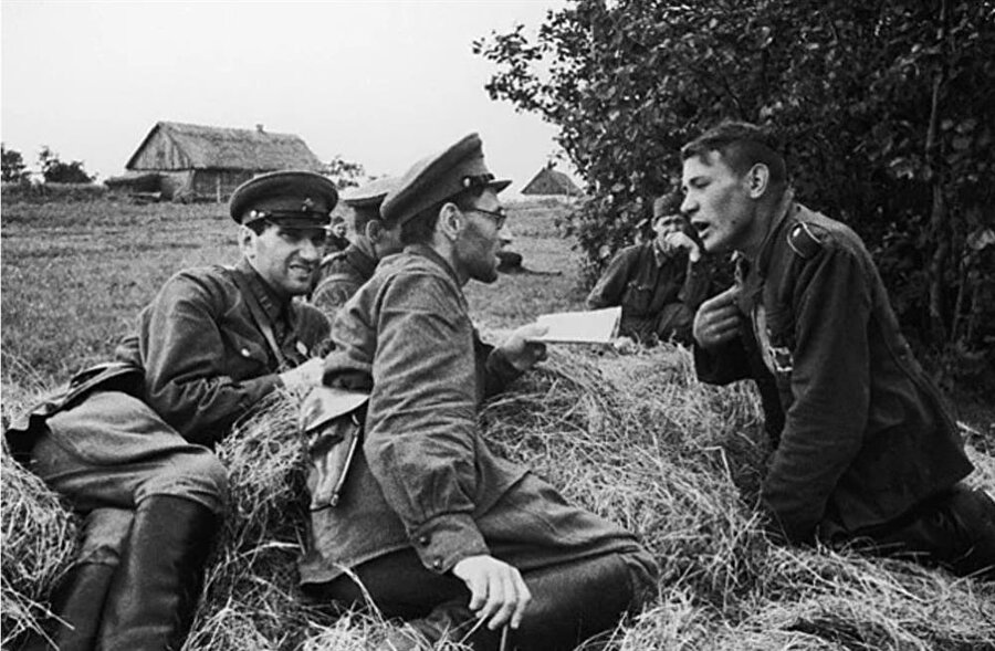 Almanlar tarafından esir alındıktan sonra konuşan Sovyet askeri

                                    
                                    
                                
                                
