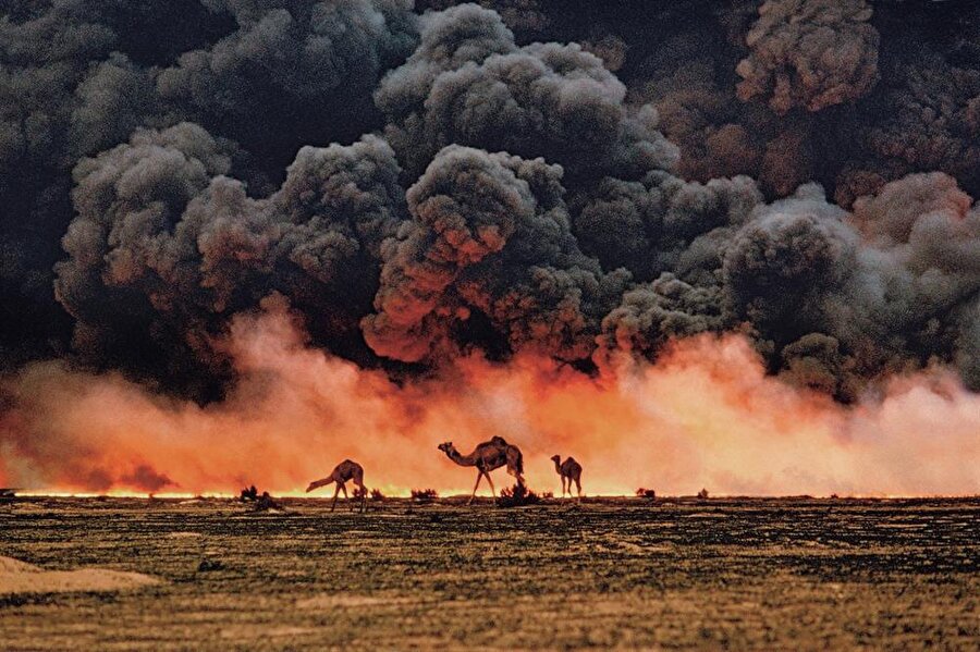 Yine Körfez Savaşı sırasında Steve McCurry tarafından çekilmiş bir fotoğraf. Petrol kuyuları yanıyor...

                                    
                                    
                                
                                