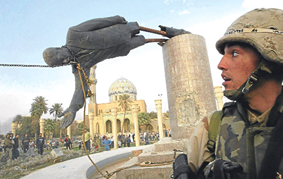 Irak'ta istikrarsızlığın başladığı o gün. ABD'nin Irak işgali sonrası başkent Bağdat'taki Saddam heykelinin yıkılışı ve Amerikan askeri.

                                    
                                    
                                
                                