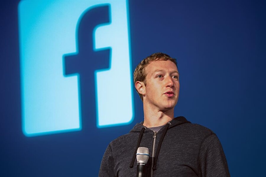 Mark Zuckerberg açıkladı: Facebook baştan aşağı değişiyor

                                    
                                    
                                    Facebook kurucusu Mark Zuckerberg, kısa bir süre içerisinde sosyal paylaşım sitesinin "daha az reklam, haber ve tanıtım içerecek biçimde" dizayn edileceğini açıkladı.

  
Konuya dair Facebook sayfasından açıklamalarda bulunan Mark Zuckerberg, şu gönderileri paylaştı: 
  
  - "Kullanıcılardan,      genel içeriklerin yani reklam, haber ve tanıtımların, haber kaynağı      sayfasındaki özel paylaşımları görünmez yaptığı yönünde bildirimler      aldık. 
  
- "Verdiğimiz      hizmetin yalnızca eğlence amaçlı olmaması aynı zamanda      insanların mutluluğuna odaklı olmasının sorumluluğunu      hissediyoruz. 
  
- "Pasif      bir şekilde makale okumak ya da video izlemek, her ne      kadar aydınlatıcı ve eğlendirici olsalar da, kişi için      iyi olmayabilir. Bu nedenle Facebook'u nasıl kurguladığımız konusunda      önemli bir değişikliğe gidiyoruz"
                                
                                
                                