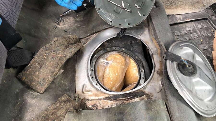 Van'da yakıt deposunun içinden 26 kilo eroin çıktı