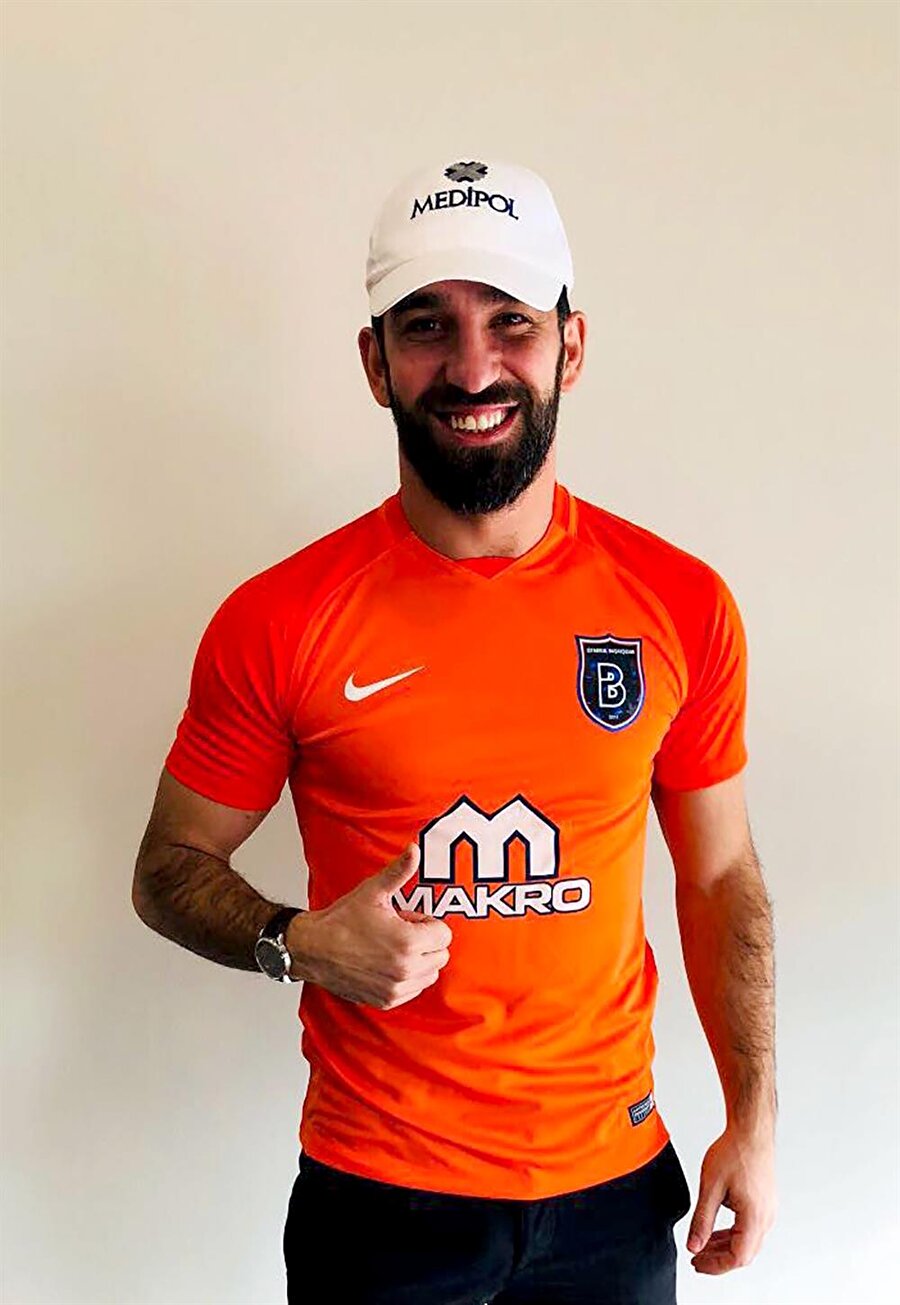 Başakşehir, Arda Turan'ı resmen açıkladı 

                                    Medipol Başakşehir, Arda Turan transferini resmen açıkladı. Başakşehir Başkanı Göksel Gümüşdağ, "Arda Turan bugün üzerinde turuncu formasıyla ülkesine dönüyor. Bu, sadece Başakşehir’in değil Türkiye’nin transferi. Hepimiz için hayırlı olsun" ifadelerini kullandı.
                                