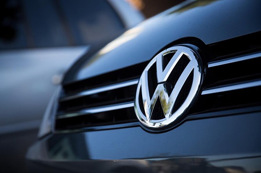 Volkswagen, 21 bin TL'lik araçla geliyor

                                    Alman otomotiv devi Volkswagen, bütçe dostu bir araç ile sevenlerinin karşısına çıkmayı hazırlanıyor. 5 bin ila 10 bin Euro arasında değişen fiyat etiketi ile üretmeyi planladığı araçlar sayesinde, daha fazla Volkswagen hayranını araç sahibi yapmayı hedefliyorHandelsblatt gazetesinin haberine göre 2020 yılında piyasaya sürülmesi planlanan araçları üretimi için Skoda ile anlaşma yapıldı. Hindistan için 5 bin euro, Çin’de ise 8 ila 10 bin euro arasında bir fiyat ile piyasa sürülecek olan araçların, bu bölge haricinde zamanla diğer bölgelerde de satışa sunulması bekleniyor.
                                