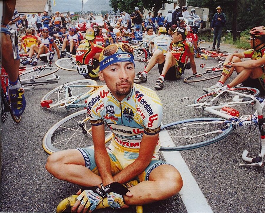 Marco Pantani

                                    13 Ocak 1970 doğumlu Marco Pantani, 34 yaşında 14 Şubat 2004'te vefat etti. Fransa Bisiklet Turu'nu altıncı kez kazanan İtalyan sporcu olan Marco Pantani'nin hayatı 1999'da değişti. Kanında doping tespit edilen sporcu İtalya Bisiklet Turu'ndan çıkarıldı. Cezasının ardından bisikletine kavuşan Pantani hakkında sürekli olarak söylentiler çıkıyordu. 14 Şubat 2004'te ünlü sporcu bir otel otasında ölü bulundu. Pantati'nin fazla dozda uyuşturucu kullandığı için vefat ettiği ortaya çıktı.  
                                