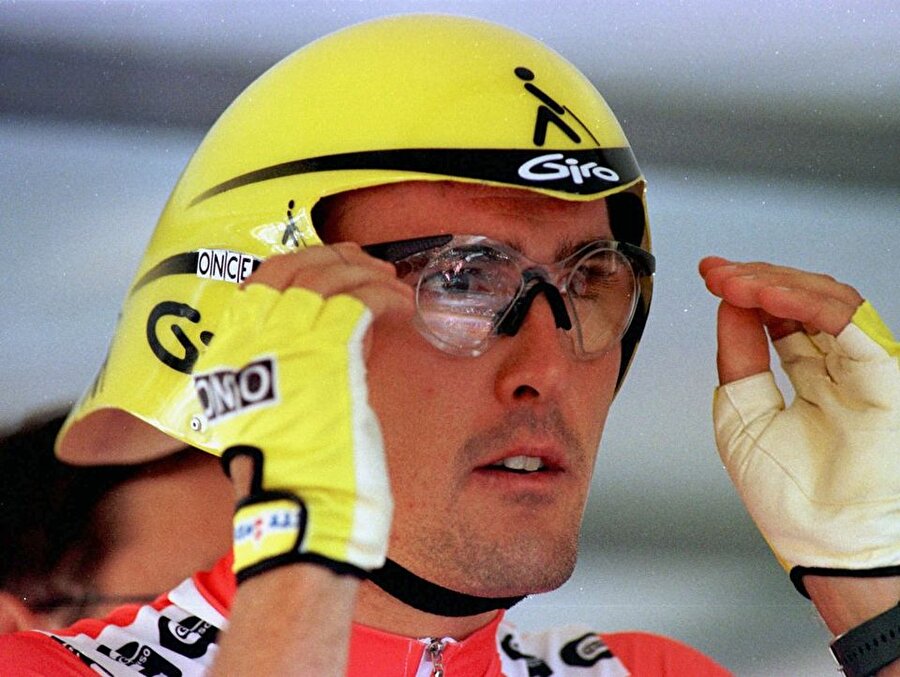 Alex Zulle

                                    Dünyanın en iyi bisiklet sporcuları arasında gösterilen Alex Zulle de kariyerine dopingi bulaştıranlardan. İsviçreli sporcu 1996 ve 1997 yıllarında İspanya Bisiklet Turu'nu kazandı. 1995 ve 1999'da Alex Zulle Fransa Bisiklet Turu'nda ikinci oldu. 1998'de doping yaptığı tespit edilen Zülle, 2004'te emekliye ayrıldı.
                                