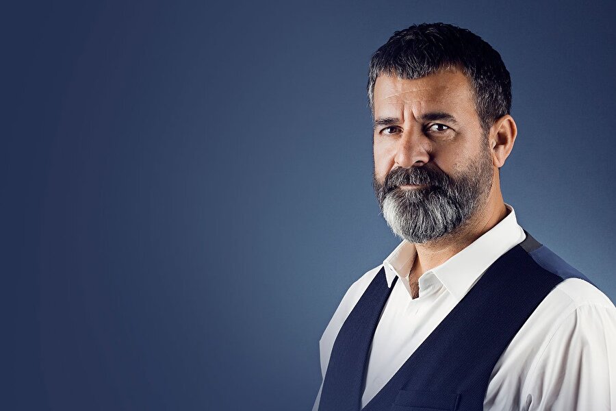 Kekeme insanlar nasıl normal bir şekilde şarkı söyleyebiliyor?
Bu durumun nedeni olarak, konuşma sırasında beynin sol tarafı etkinken, sayı saymak ya da bilinen bir şarkıyı söylemek gibi mantıksal bir düşünme süreci gerektirmeyen sözlü ifadelerde beynin ağırlıklı olarak sağ tarafının etkin olması olduğu belirtiliyor. Bunun yanında, kekemeler şarkı söylemenin dışında fısıldarken ve kendi seslerini duymadıklarında da takılmadan konuşabiliyor.