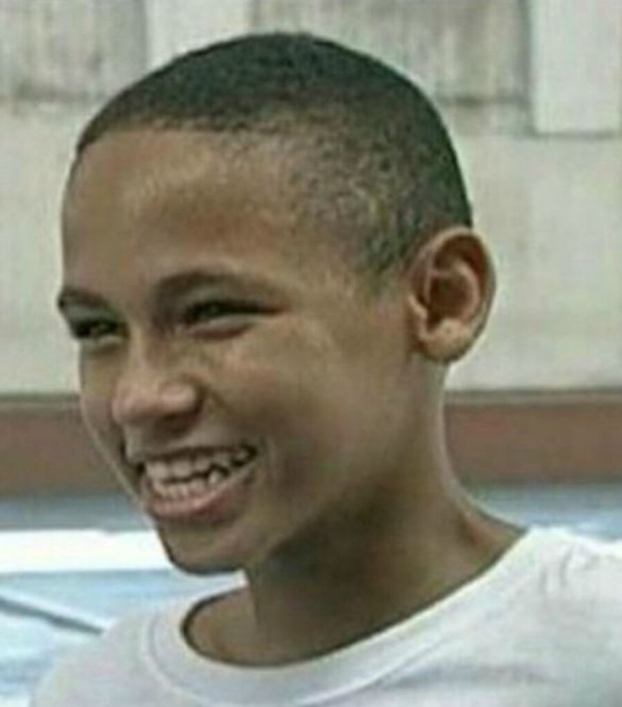 Tam adı Neymar da Silva Santos Junior olan futbolcu 5 Şubat 1992’de dünyaya geldi.