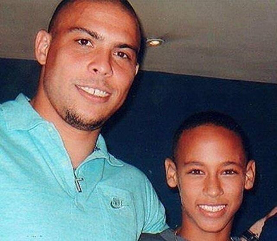 Her Brezilyalı gibi Neymar'ın da genlerinde futbol hakimdi(!) 1999-2003 yılları arasında Neymar, Portuguesa Santista takımının altyapısında oynadıGenç futbolcu fakir bir ailenin çocuğuydu. Bu durum onun futbola sıkı sıkıya asılmasını sağladı. O yıllarla ilgili ünlü futbolcunun babası şu cümleleri kuruyor: Neymar, geri kalmış bir mahallede büyüdü. Şehrin bütün çöplüğü burada toplanırdı, yaşadığımız yerde. Bahsini ettiğim çok uzun zaman öncesi de değil. 2008 yılına, yani Neymar profesyonel futbola başlayana kadar burada yaşadık.