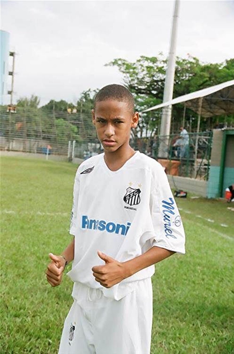 Forvet hattında görev alan Neymar, 2003 ila 2009 yılları arasında Santos'un altyapısında top koşturdu.