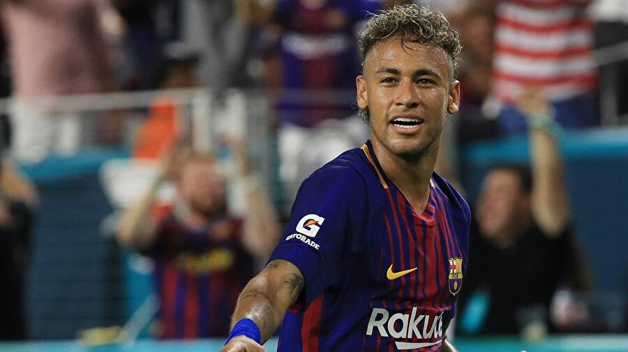 2013 yılında gelecek vaat eden isimler arasında gösterilen Neymar, Barcelona'ya transfer oldu.