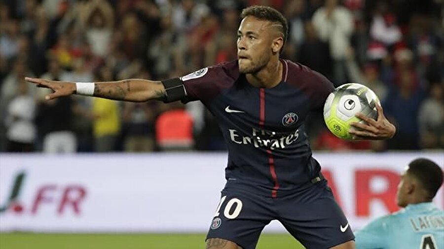 Neymar, 3 Ağustos 2017'de Barcelona'dan Paris Saint-Germain'e 222 milyon Euro'luk bedelle transfer oldu.